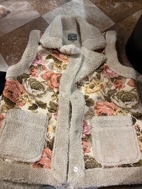 Sherpa-Trim Floral Vest in Cream by